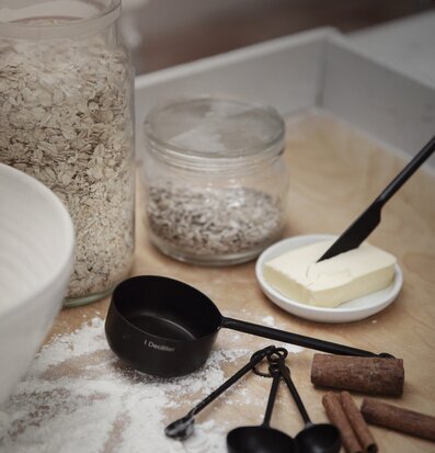 Bild av köksscen med stilrena bakningsredskap