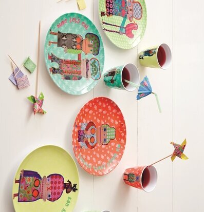 Bild av färgglad barnservis med lekfull design