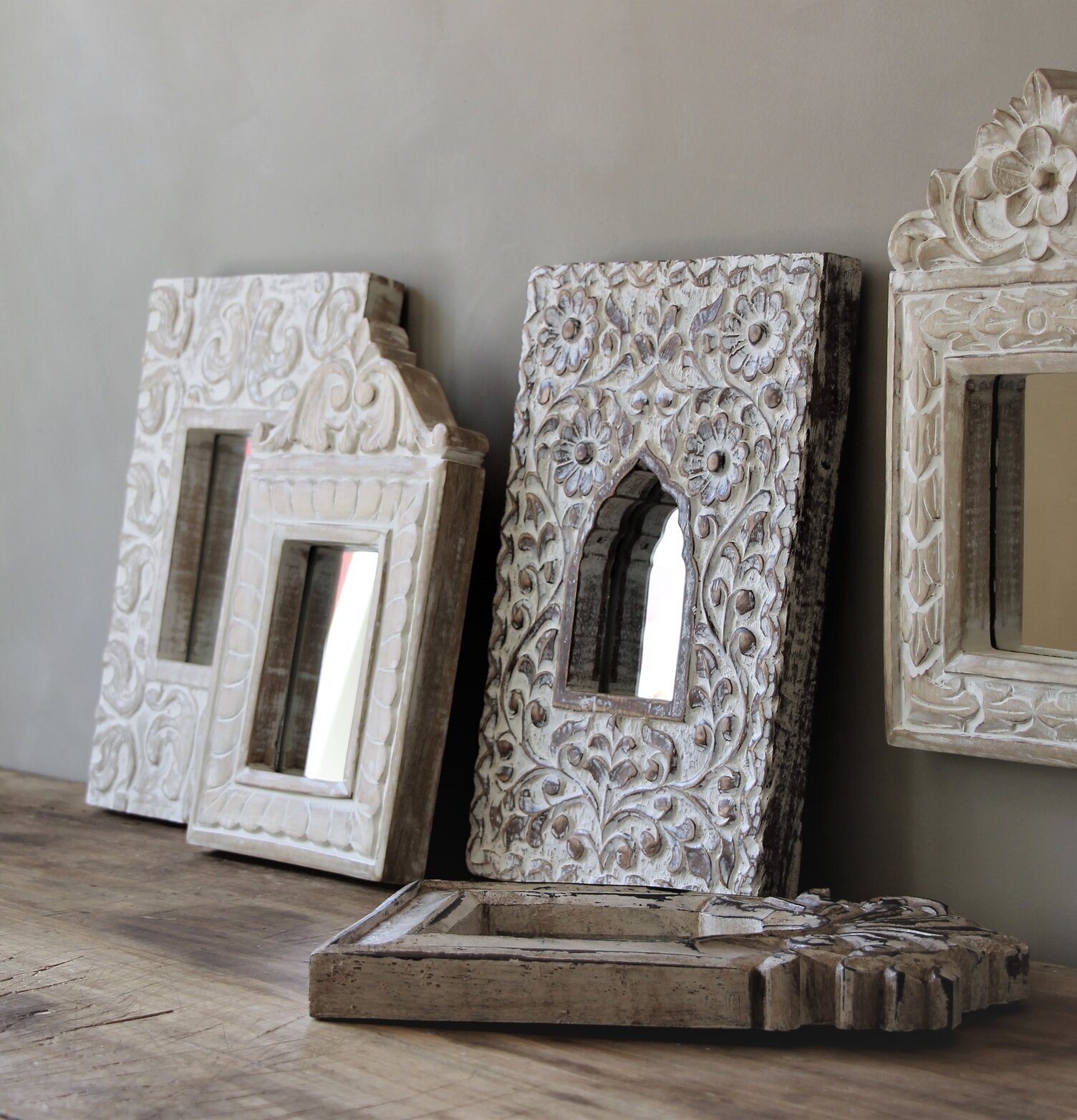 Bild av vackra speglar med klassisk hantverksskicklighet