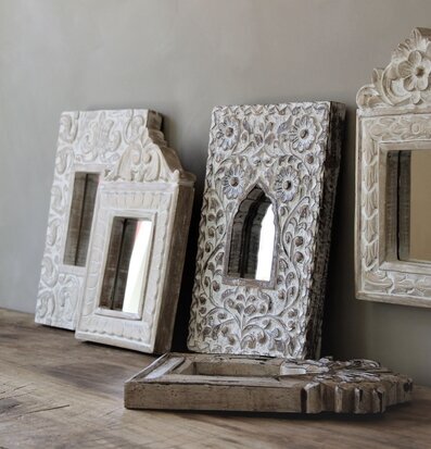 Bild av vackra speglar med klassisk hantverksskicklighet