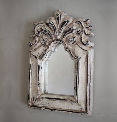 Bild av spegel med dekorativ design och klassisk stil