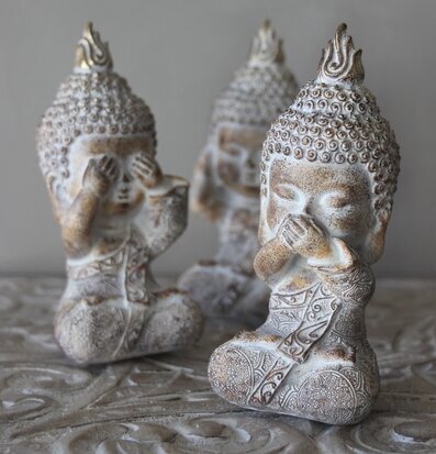 Bild av tre buddhastatyetter med symboliska gester