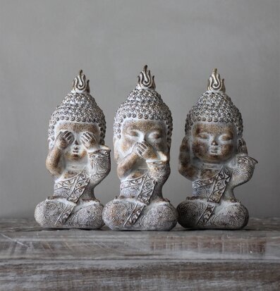 Bild av tre buddhistmunkar med traditionella gester