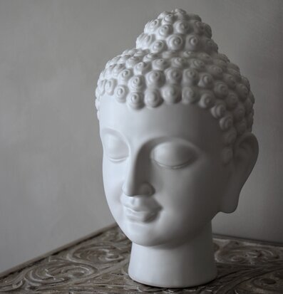 Bild av dekorativ Buddha-skulptur i harmonisk miljö