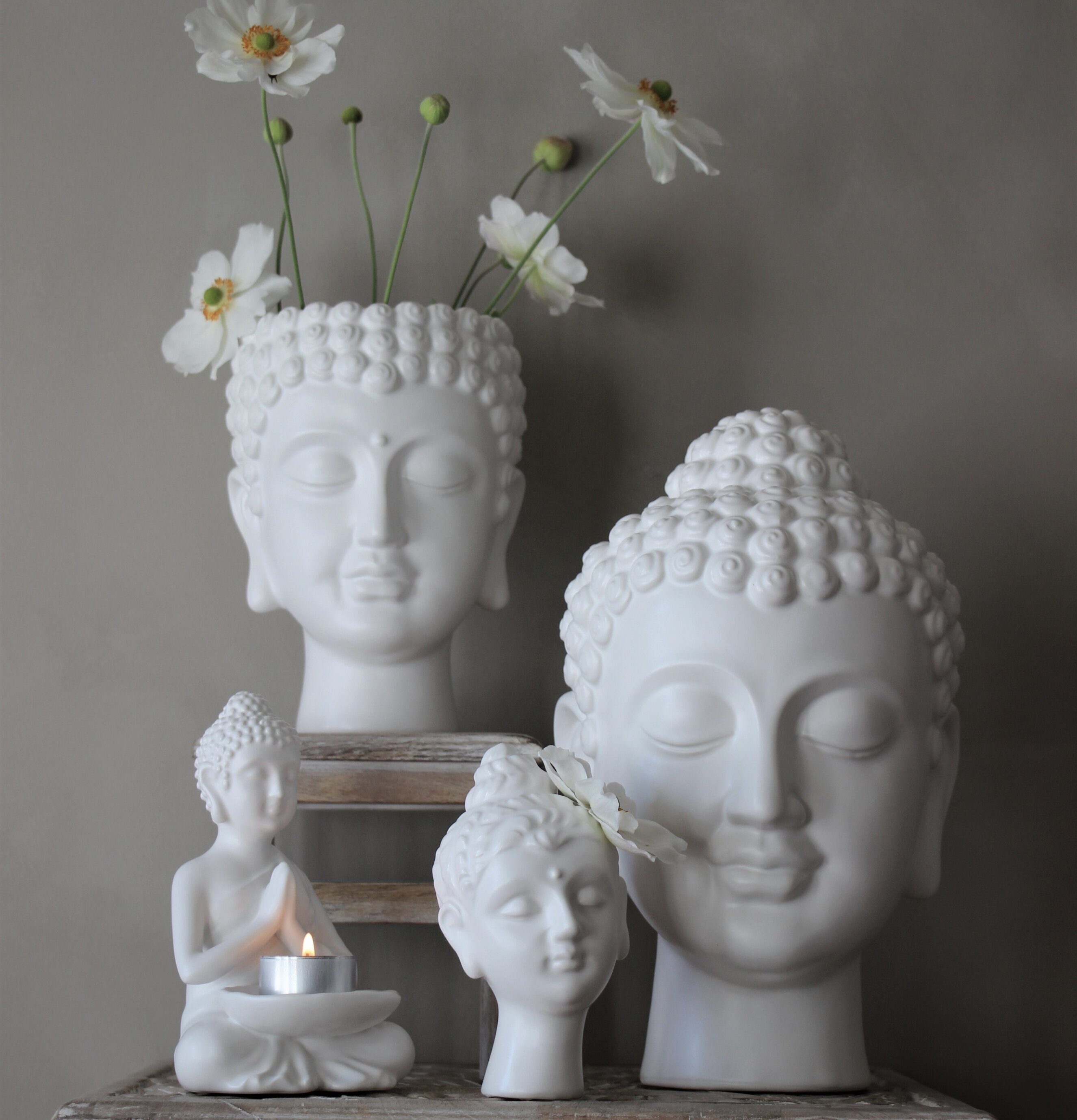 Bild av dekorativa Buddha-figurer i harmonisk miljö