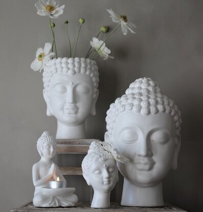 Bild av dekorativa Buddha-figurer i harmonisk miljö