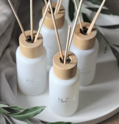 Foto av eleganta doftpinnar med jasmin och gurka