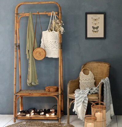 Bild av stilfullt inrett rum med naturliga material