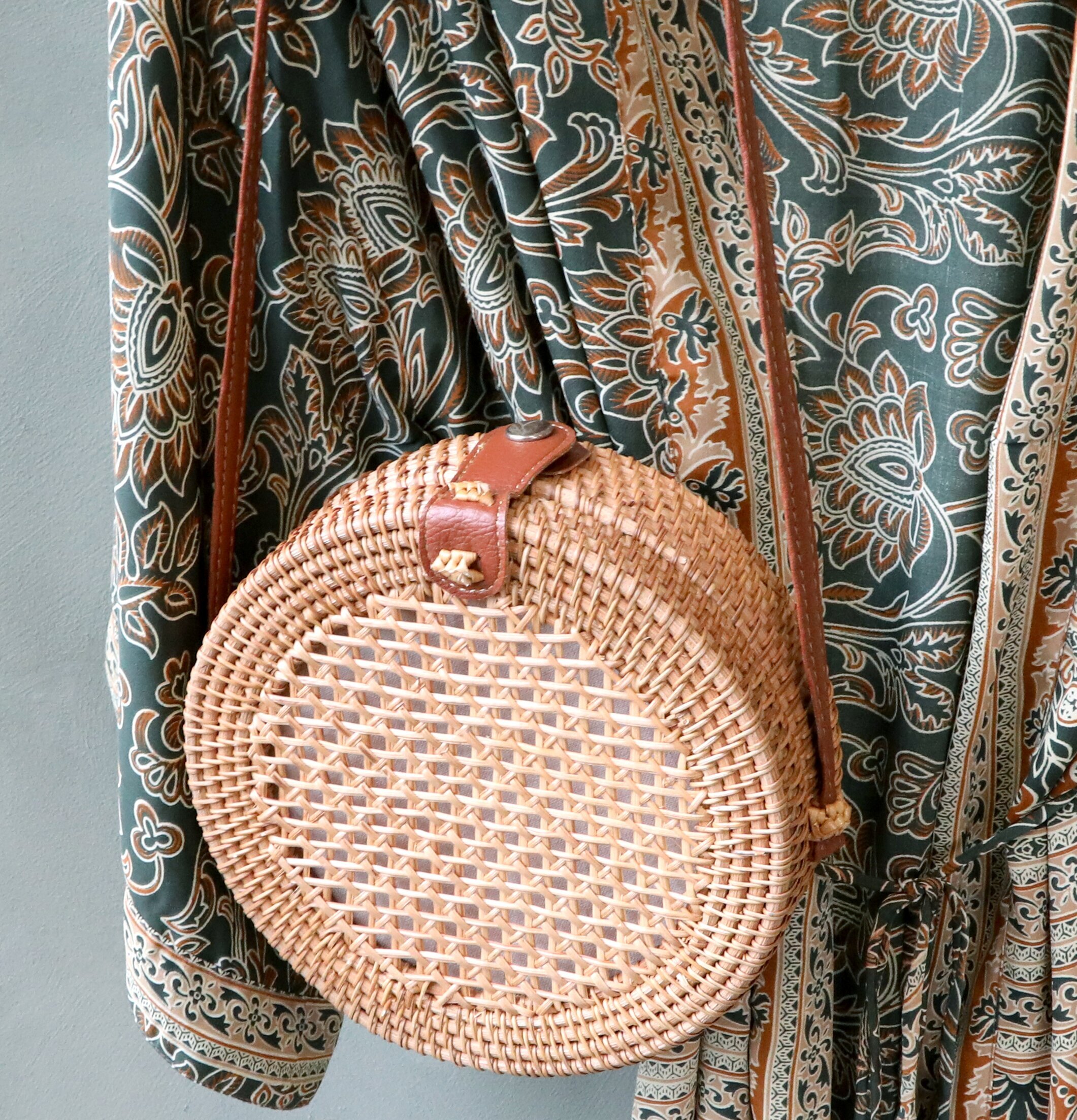 Bild av en stilfull flätad väska med bohemisk känsla