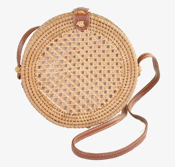 Bild av rund väska i flätad rotting och läderrem