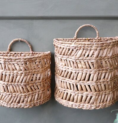 Foto av två handgjorda väggkorgar med flätat mönster