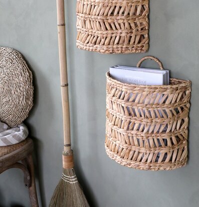 Bild av hemtrevlig inredning med väggkorgar och kvast