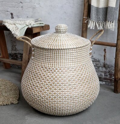 Bild av harmonisk interiör med korg och trädetaljer