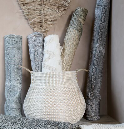 Bild av rustik korg och textilier i harmonisk komposition