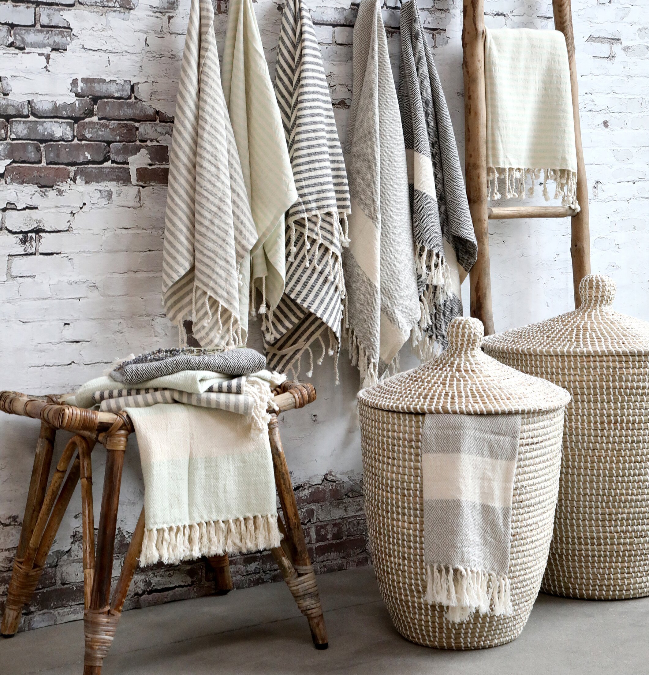 Korg Med Flätat Handtag & Lock från Chic Antique i rustik miljö