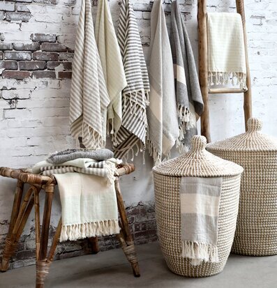 Bild av rustik inredning med naturmaterial och textilier