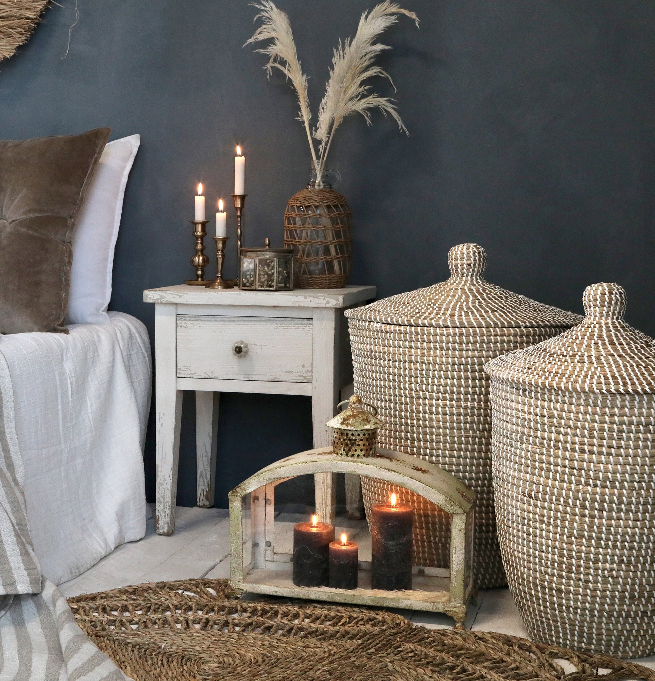 Korg Med Flätat Handtag & Lock från Chic Antique i rustik miljö