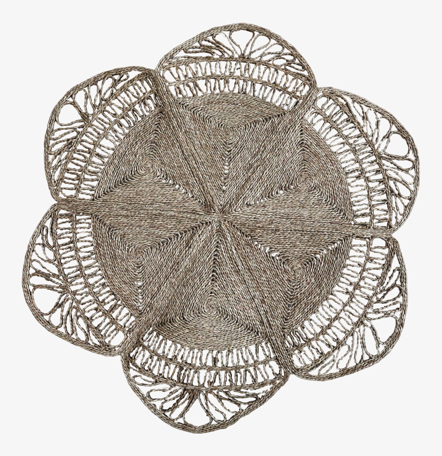 Bild av dekorativ flätad matta i naturligt sjögräs