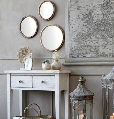 Foto av harmonisk interiör med speglar och detaljer