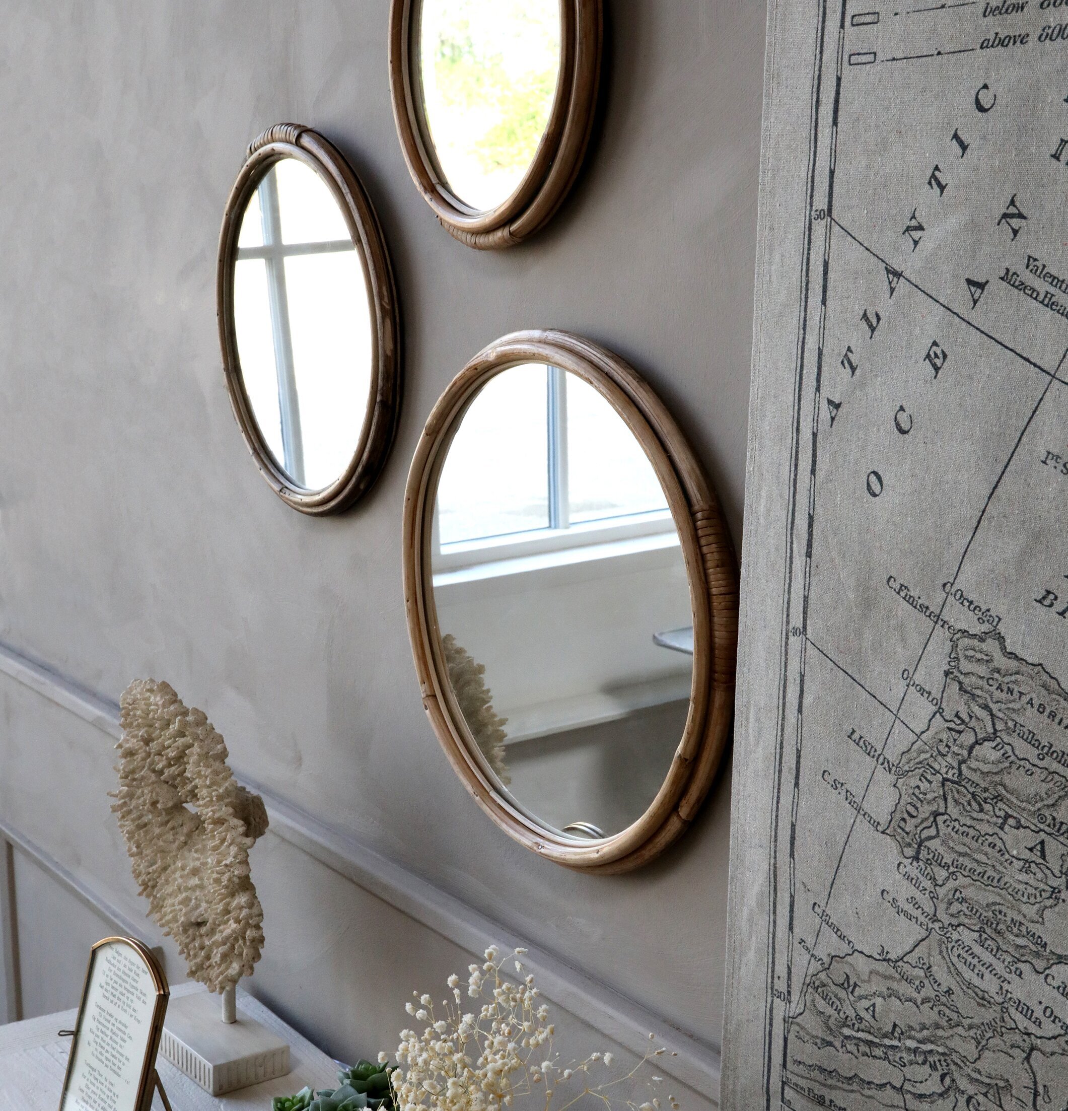 Tre Spegel Med Bamburam från Chic Antique på grå vägg