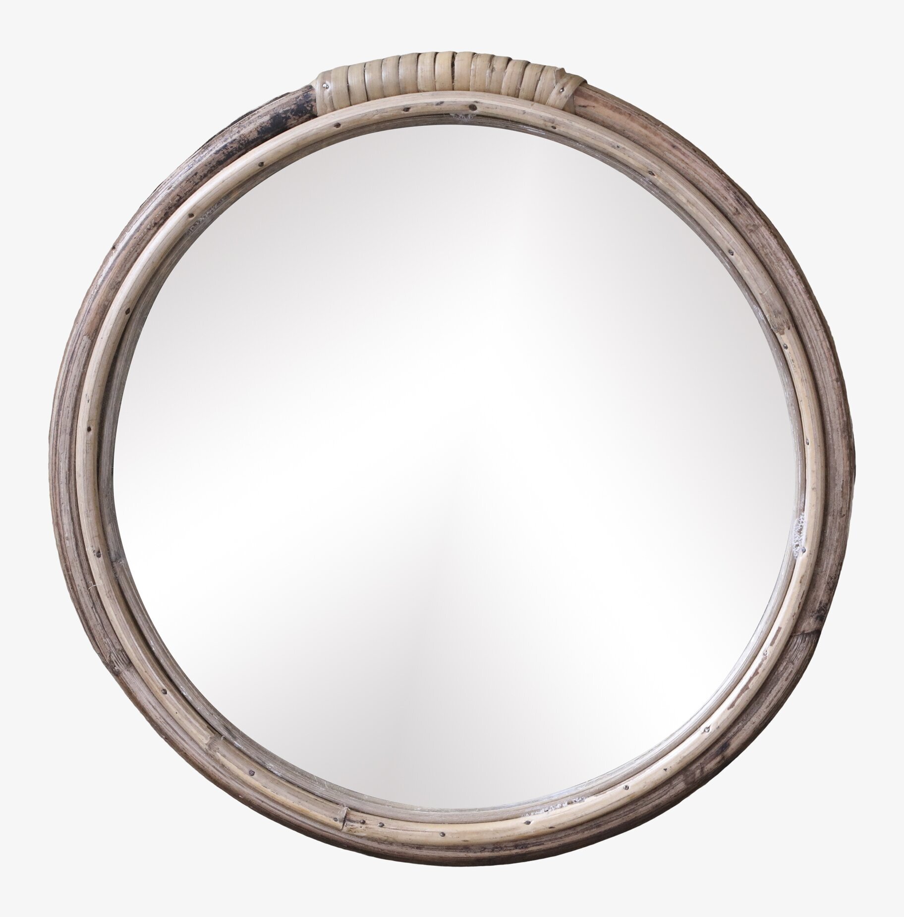 Bild av rund spegel med bamburam för stilren inredning