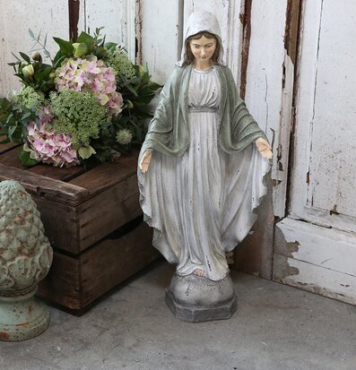 Bild av elegant staty och rustika dekorationer