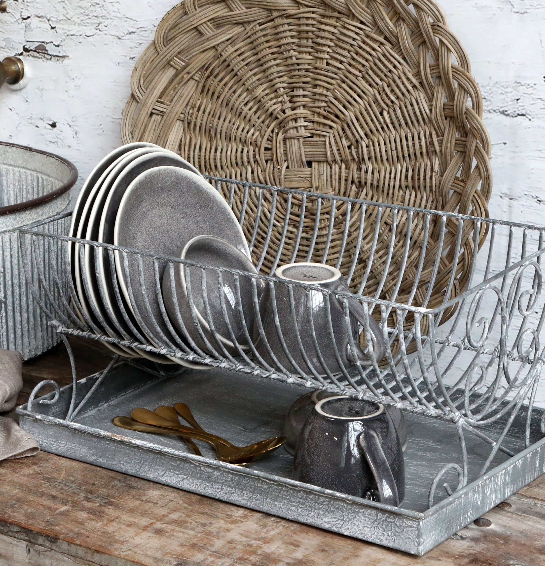 Diskställ Antik Zink från Chic Antique på rustikt träbord