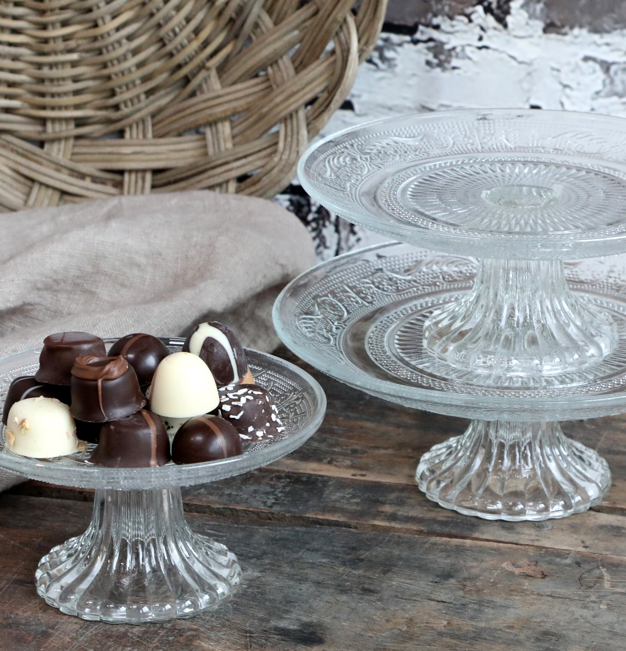 Kakfat Glas Med Mönster från Chic Antique på rustik träyta