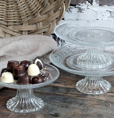 Bild av elegant kakfat med mönster och chokladpraliner