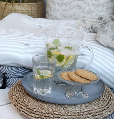 Bild av harmoniskt utomhusarrangemang med kakfat