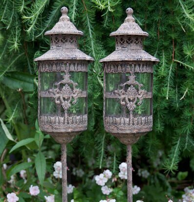 Bild av ståtliga lyktor i grönskande utomhusmiljö