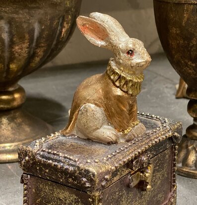 Bild av antikt skrin med kanin och detaljerad design