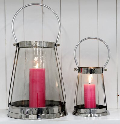 Lanterna Loui från By ON i två storlekar på vit yta