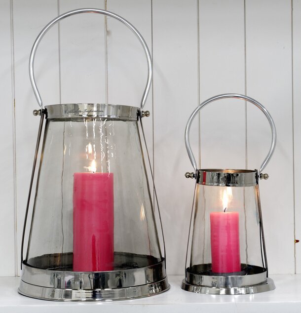 Lanterna Loui från By ON i två storlekar på vit yta