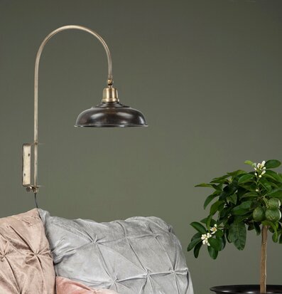 Bild av stilren interiör med vägglampa och kuddar