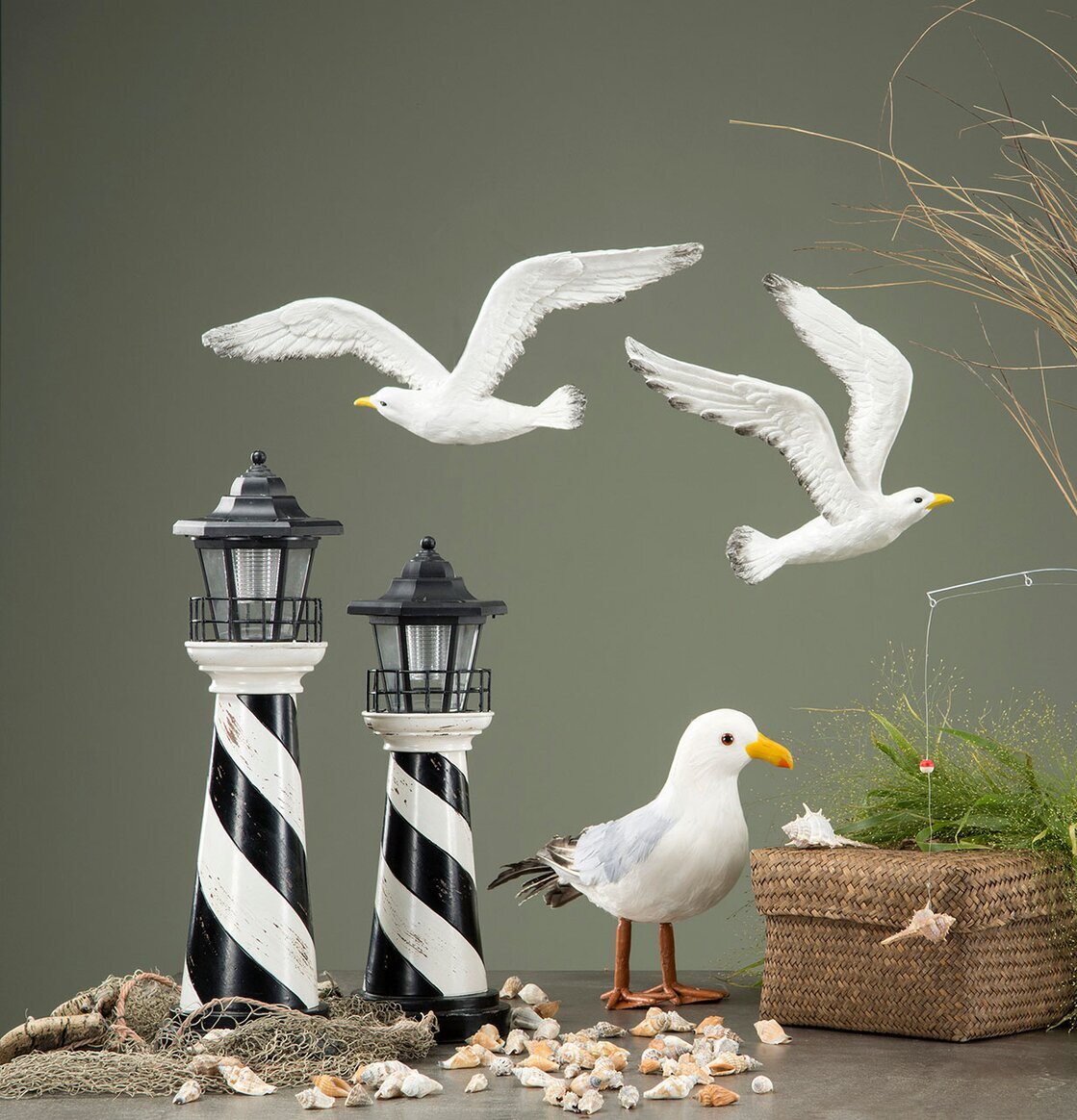 Bild av maritim inredning med fyrar och snäckskal