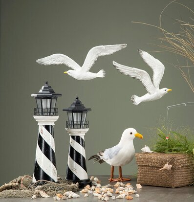 Bild av maritim inredning med fyrar och snäckskal