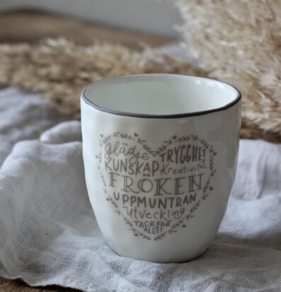 Bild av stilren mugg med hjärtformad textlayout