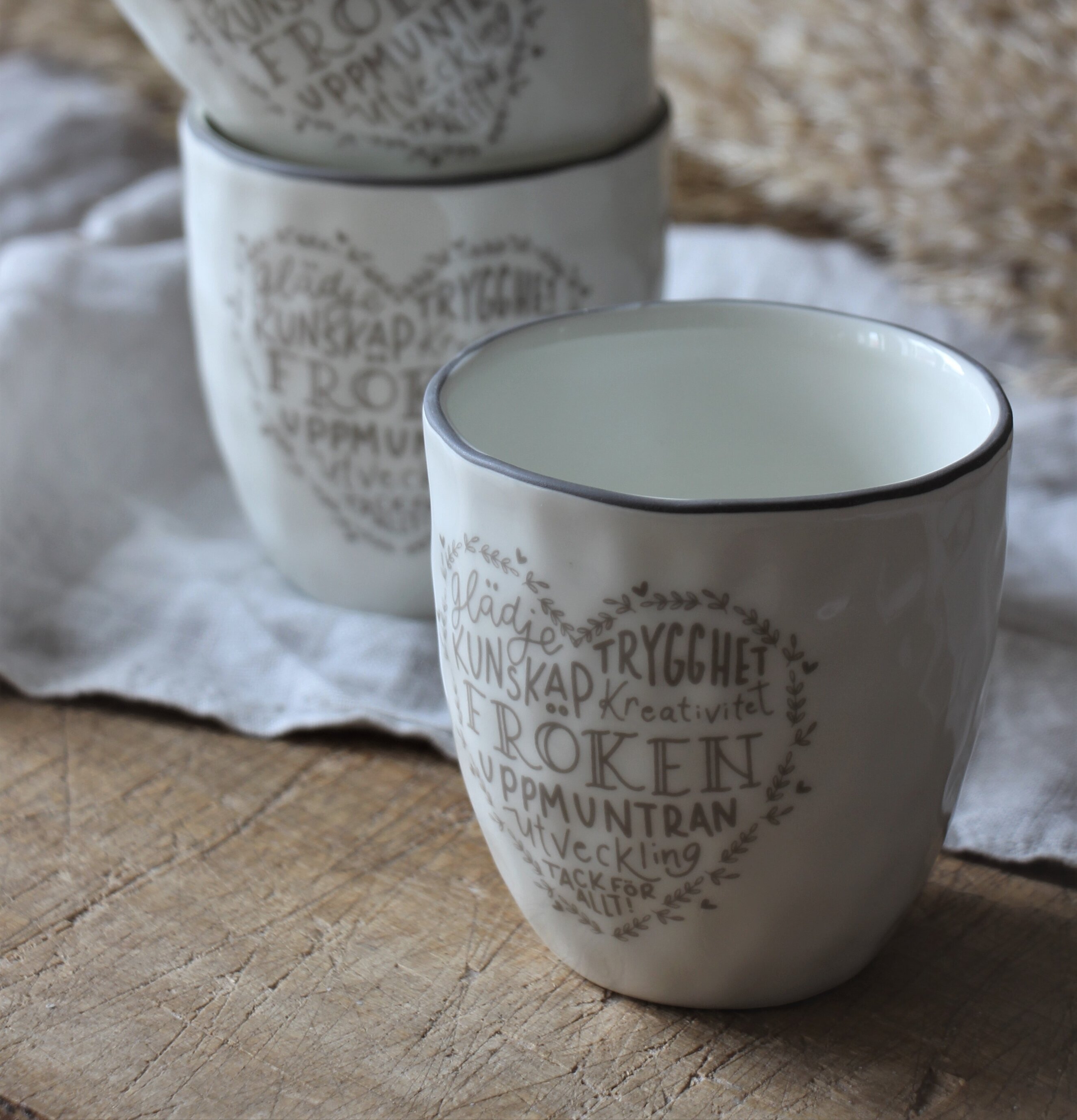 Mugg Fröken - Majas Cottage staplade på rustikt bord