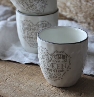 Bild av tre staplade muggar med inspirerande ord