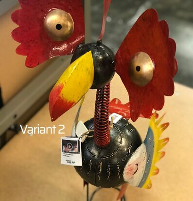 Bild av kreativ och färgglad fågeldekoration i plåt