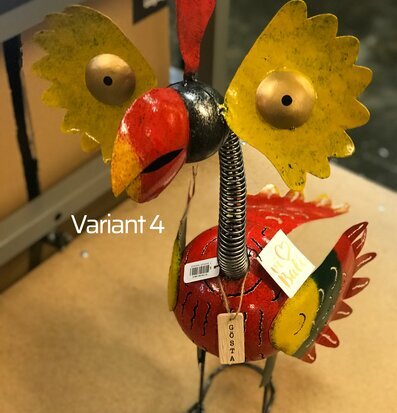 Bild av färgstark och fantasifull plåtfågelskulptur