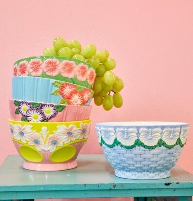 Foto av färgglada keramiska skålar i vacker stapel