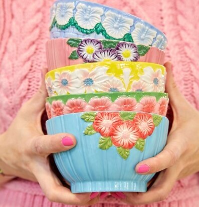 Bild av färgglada keramiska skålar i levande mönster