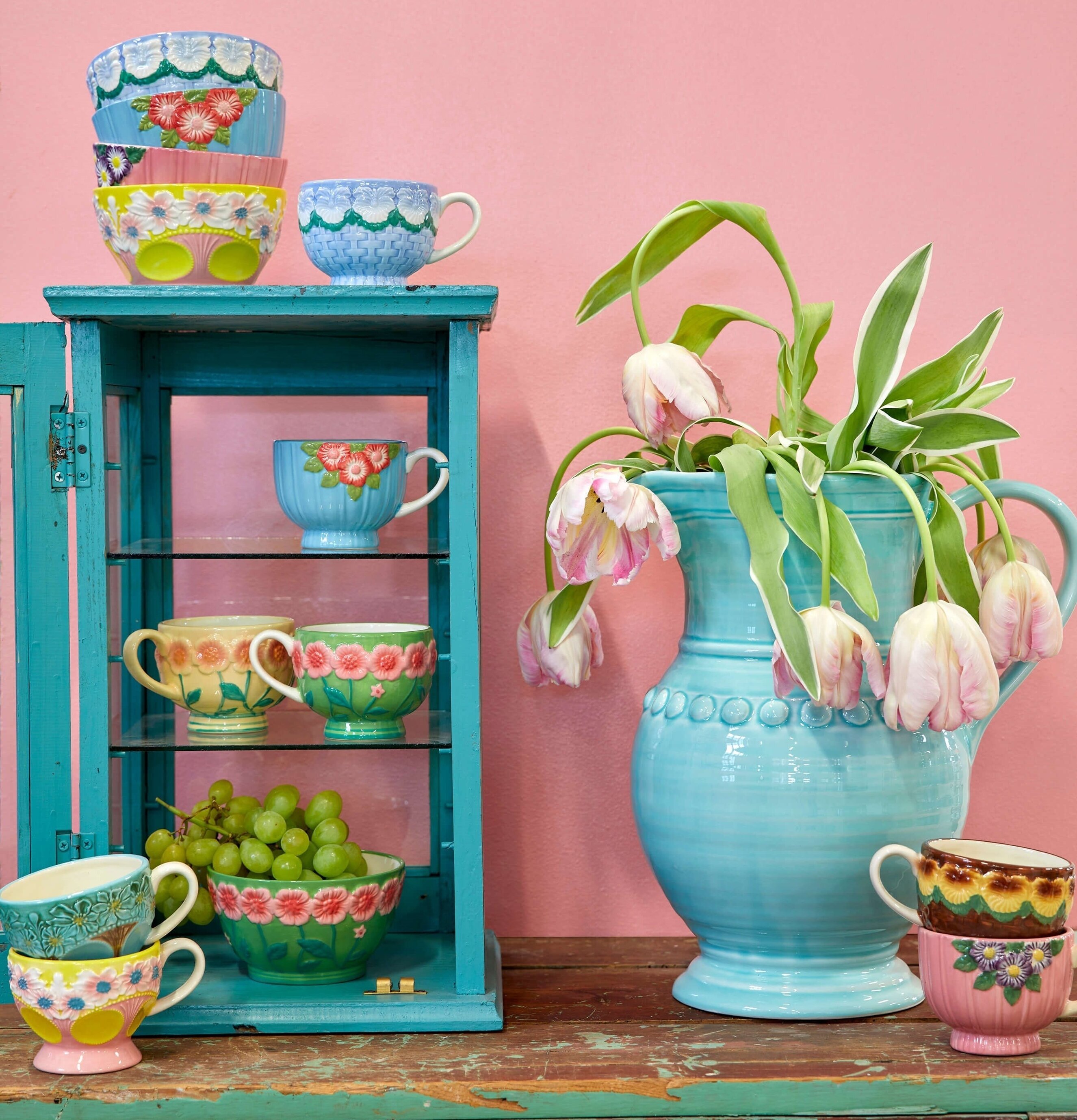 Keramikmugg Mint Flower Design från Rice i ett turkost skåp