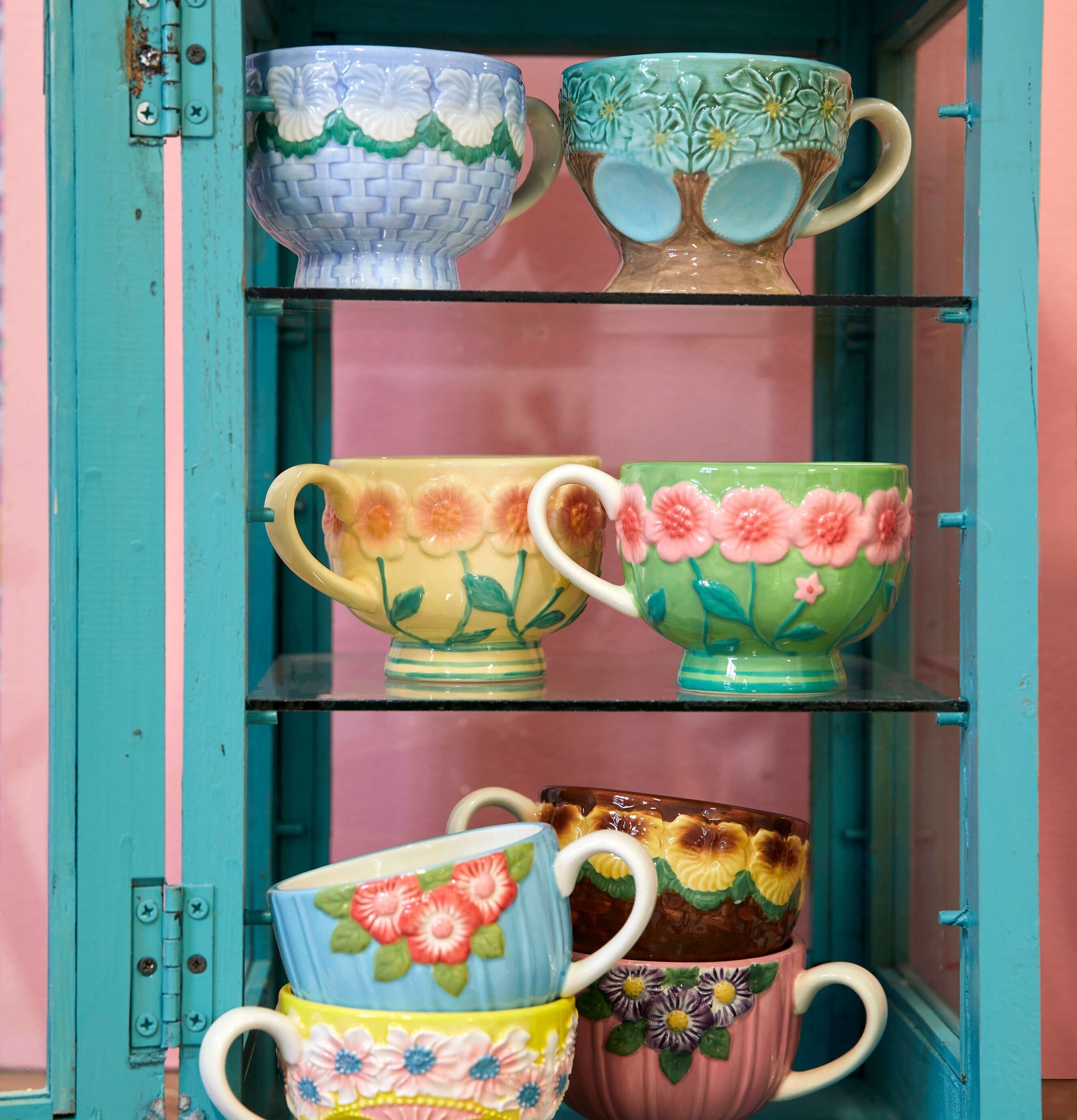 Keramikmugg Mint Flower Design från Rice i antikt skåp