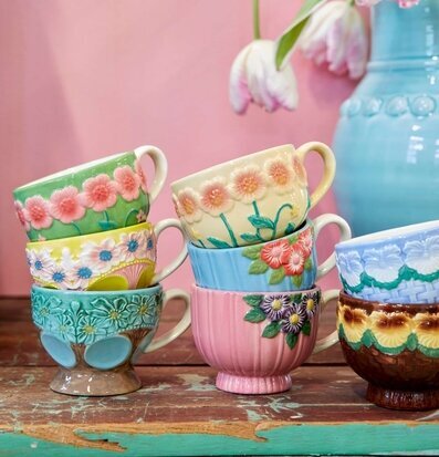 Bild av charmigt arrangerade keramikmuggar i pastellfärger