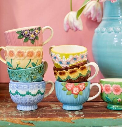 Bild av färgglada keramikmuggar med blommönster
