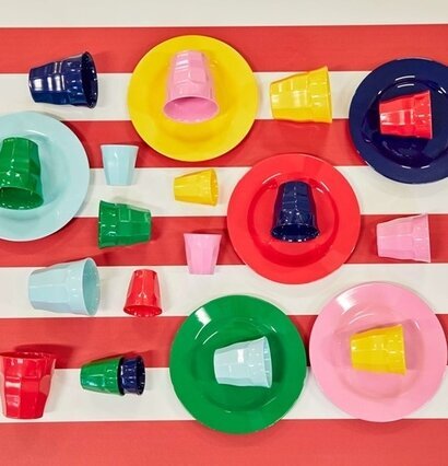 Assietter 6-Pack - Favorite Colors från Rice på randig bakgrund