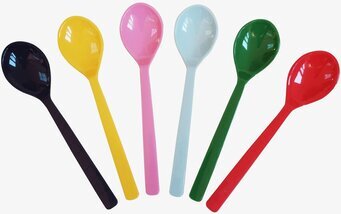 Bild av livfulla, färgglada plastskedar i olika nyanser